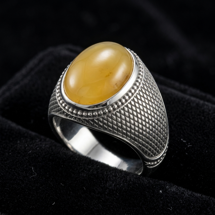 مهر طلایی؛ انگشتر نقره مردانه دستساز با عقیق زرد قم